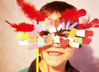 Mascherina di carnevale con l’impronta Mascherina di carnevale con l'impronta