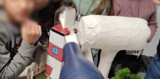 Occhi curiosi alla mostra degli esperimenti