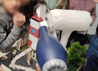 Occhi curiosi alla mostra degli esperimenti