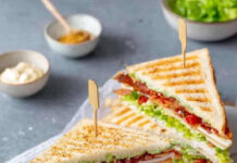 Club sandwich e salsa rosa