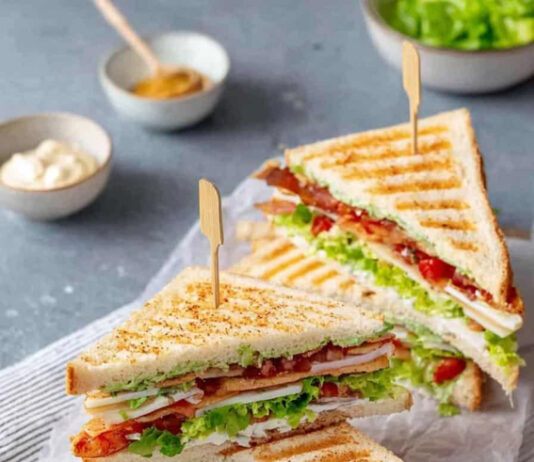 Club sandwich e salsa rosa