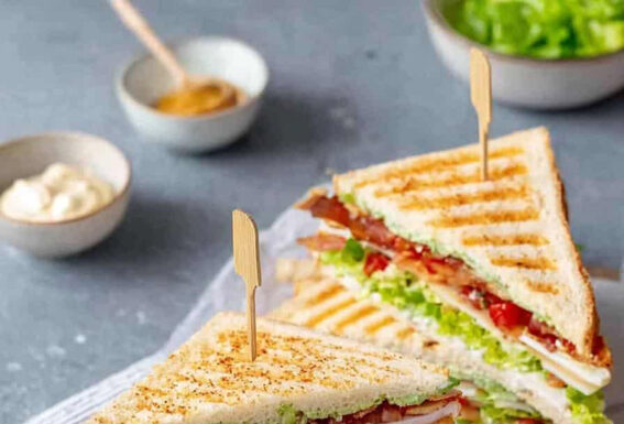 Club sandwich e salsa rosa