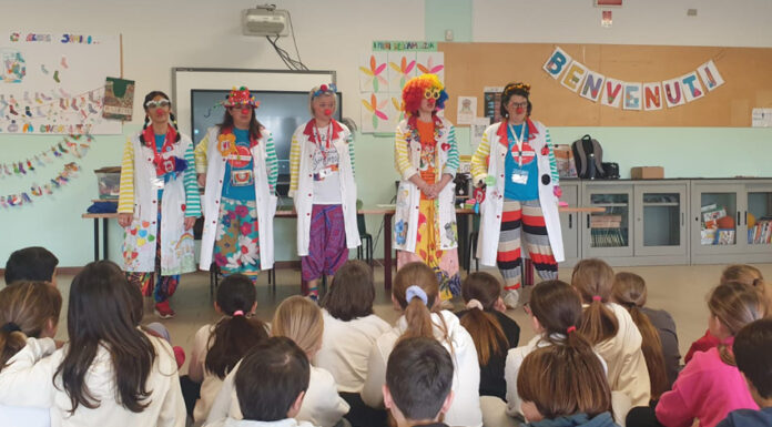 La scuola primaria Azzoni ha il naso rosso