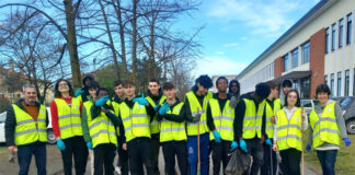 Studenti in cortile a caccia di rifiuti