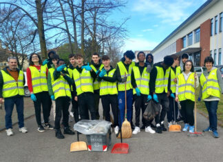 Studenti in cortile a caccia di rifiuti