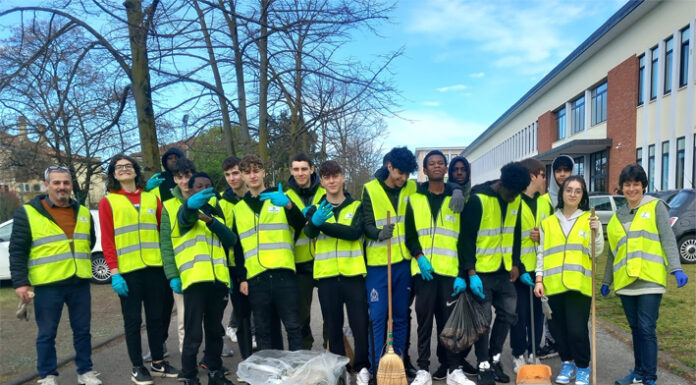 Studenti in cortile a caccia di rifiuti