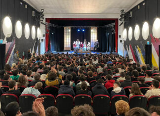 L’Amleto di Shakespeare in chiave rock-pop entusiasma gli studenti