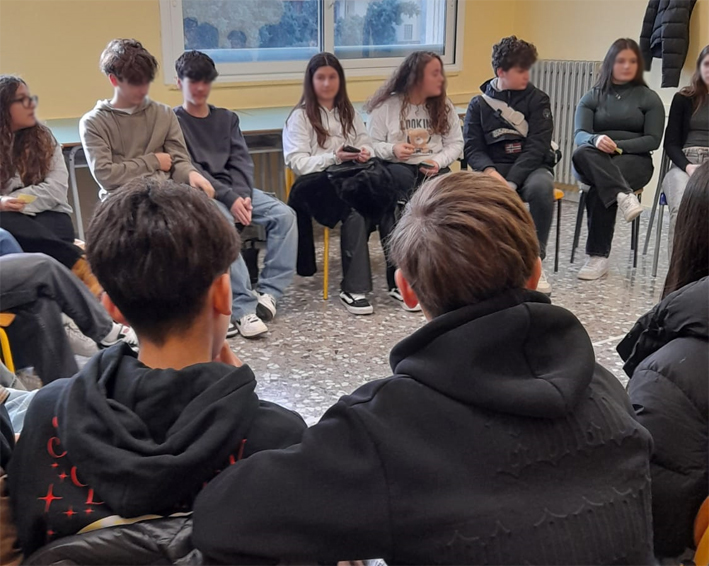 Studenti in attività di mediazione tra pari durante un incontro scolastico.