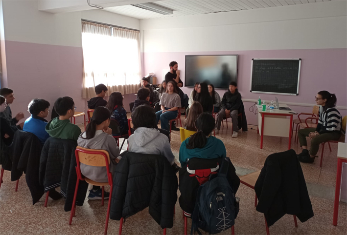 Studenti in attività di mediazione tra pari durante un incontro scolastico.