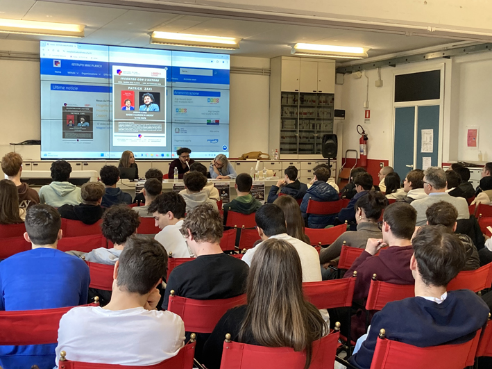 Patrick Zaki durante l'incontro con gli studenti dell'Istituto Max Planck mentre parla dell'importanza della libertà e dei diritti umani