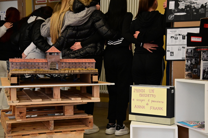 Installazione del modello di Auschwitz realizzata dagli studenti di Engim Veneto Turazza per il Giorno della Memoria.