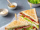 Club sandwich e salsa rosa